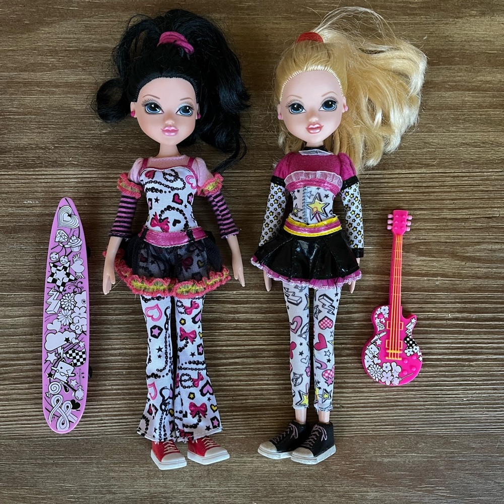 Vintage 2010 Moxie Girlz Art-titude Merin and Avery Best Friends Doll Bundle